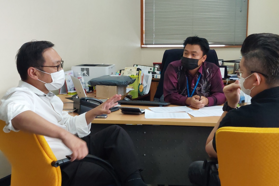 Chong and Dr Yii (right) talking to a LHDN officer during their visit. u00e2u20acu2022 Borneo Post pic