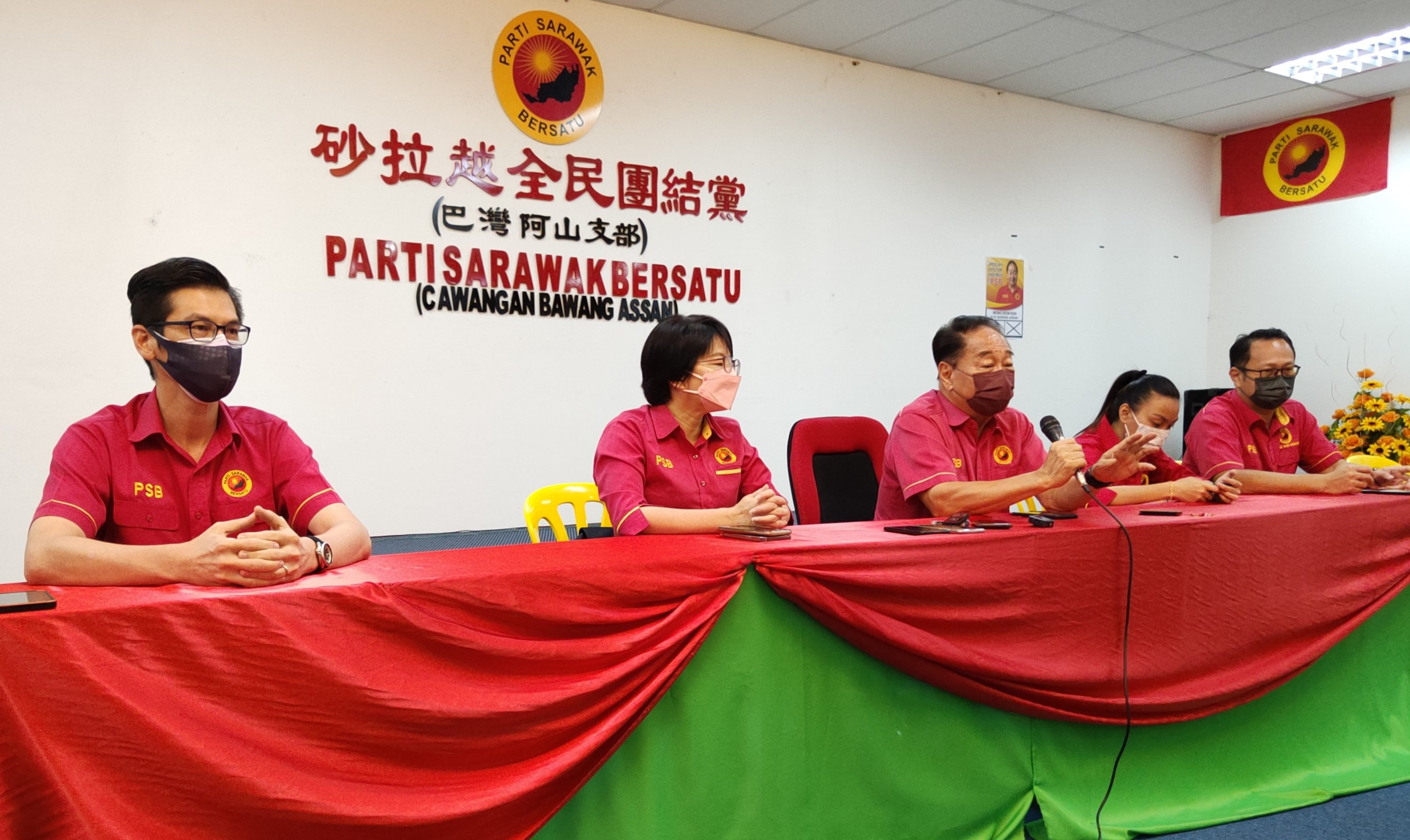 Wong (centre) stressing a point during the press conference, while (from left) Dr Low, Hie Ping, Intanurazean and Ting look on. u00e2u20acu2022 Picture by Peter Boon/Borneo Post