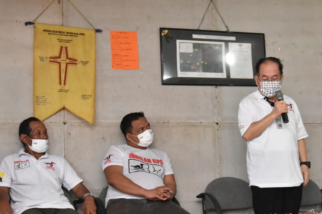 Uggah (right) at one of the longhouses in Bukit Saban today. u00e2u20acu201d Borneo Post pic