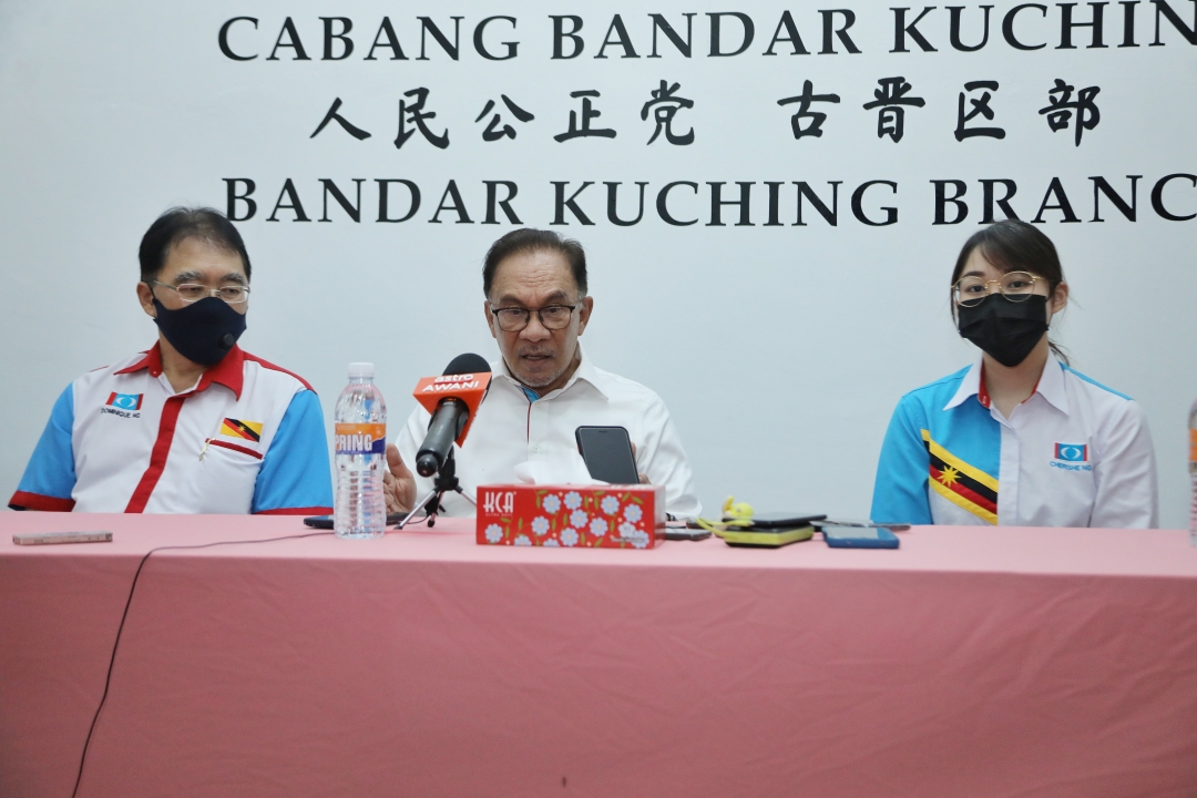 Anwar (centre) speaking to reporters at the press conference. Also seen are Dominique (left) and Cherishe. u00e2u20acu2022 Picture by Chimon Upon via Borneo Post