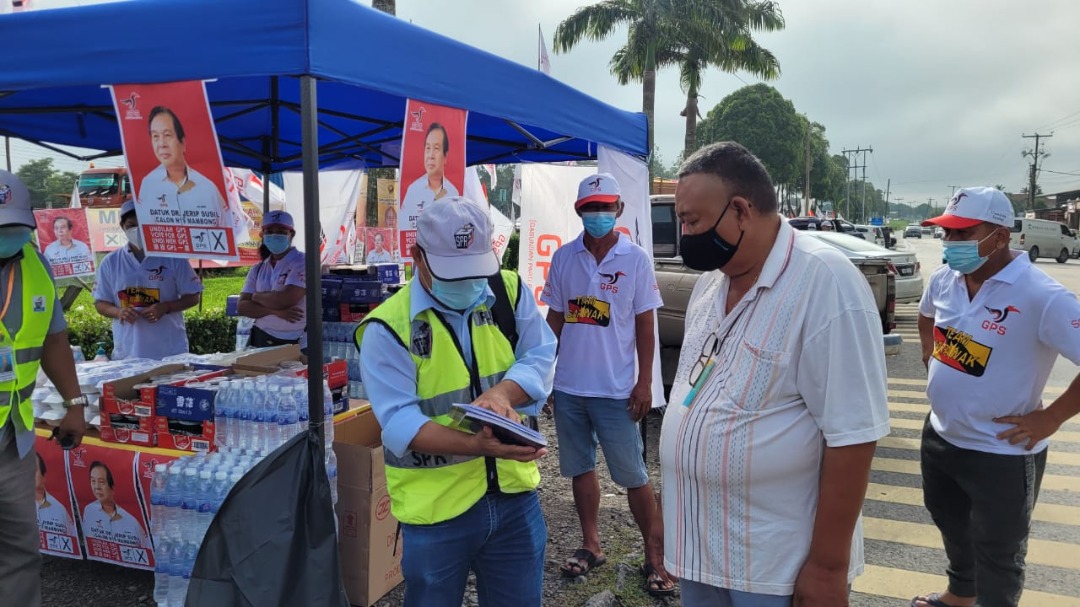 An Election Commission officer briefing a party supporter on the dou00e2u20acu2122s and donu00e2u20acu2122ts during polling day. u00e2u20acu2022 Borneo Post pic