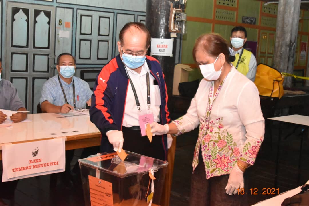 Deputy Chief Minister Datuk Amar Douglas Uggah Embas and his wife, Doreen, cast their votes in Penom near Spaoh December 18, 2021. u00e2u20acu2022 Borneo Post pic