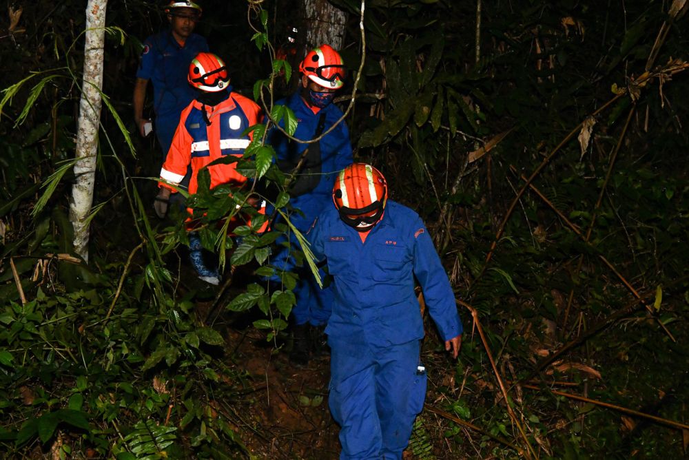 Search and rescue personnel are pictured at the site of a landslide along Jalan Simpang Pulai-Cameron Highlands, December 2, 2021. u00e2u20acu201d Bernama picnn