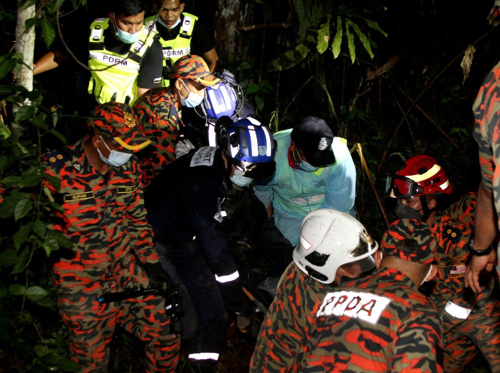 Search and rescue personnel recover the body of an MPV driver who was buried under the landslide in Cameron Highlands, December 2, 2021. u00e2u20acu201d Bernama pic