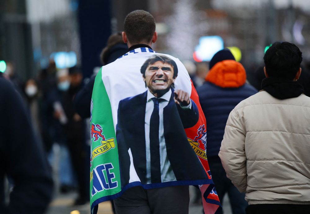 A fan wearing a flag with Tottenham Hotspur manager Antonio Conteu00e2u20acu2122s portrait before the match against Liverpool in London December 19, 2021. u00e2u20acu201d Reuters picnn