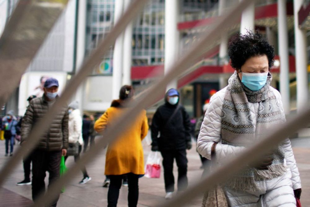 People wearing face masks following the coronavirus disease (Covid-19) outbreak walk on a shopping street in Shanghai, China, December 14, 2021. u00e2u20acu201d Reuters pic
