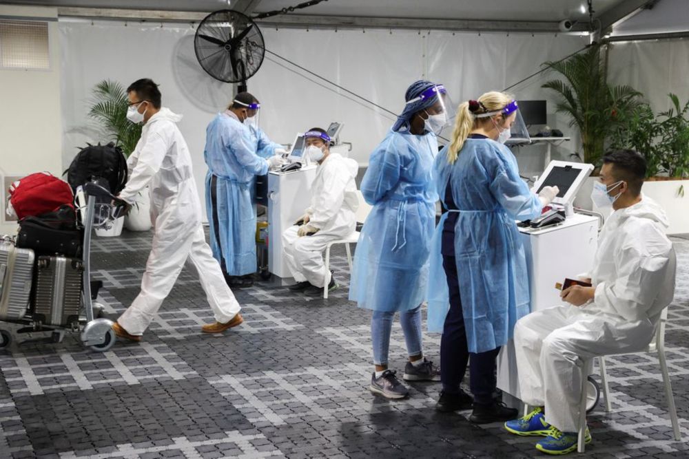 Travellers receive tests for the coronavirus disease (Covid-19) at a pre-departure testing facility, as countries react to the new Omicron variant, outside the international terminal at Sydney Airport, Australia, November 29, 2021. u00e2u20acu201d Reuters pic