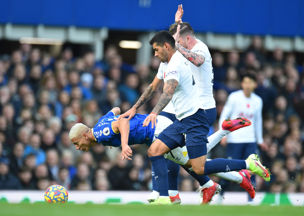 Evertonu00e2u20acu2122s Richarlison in action with Tottenham Hotspuru00e2u20acu2122s Cristian Romero and Pierre-Emile Hojbjerg at Goodison Park, Liverpool, November 7, 2021. u00e2u20acu201d Reuters pic 