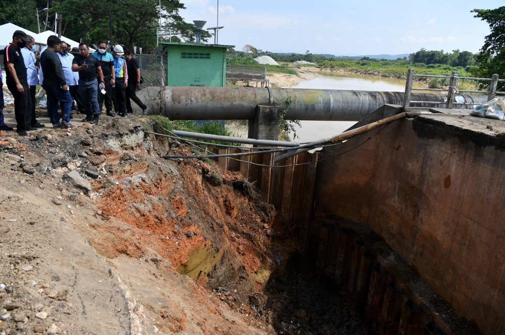 Selangor Mentri Besar Datuk Seri Amirudin Shari at the location of the collapsed Dengkil bridge in Dengkil, December 28, 2021. u00e2u20acu201d Bernama pic
