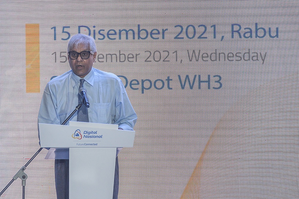 Chief Executive Officer of Digital Nasional Berhad, Ralph Marshall, speaks during the announcement of commercial availability of 5G services at Sentral Depot in Kuala Lumpur December 15, 2021. u00e2u20acu2022 Picture by Miera Zulyana