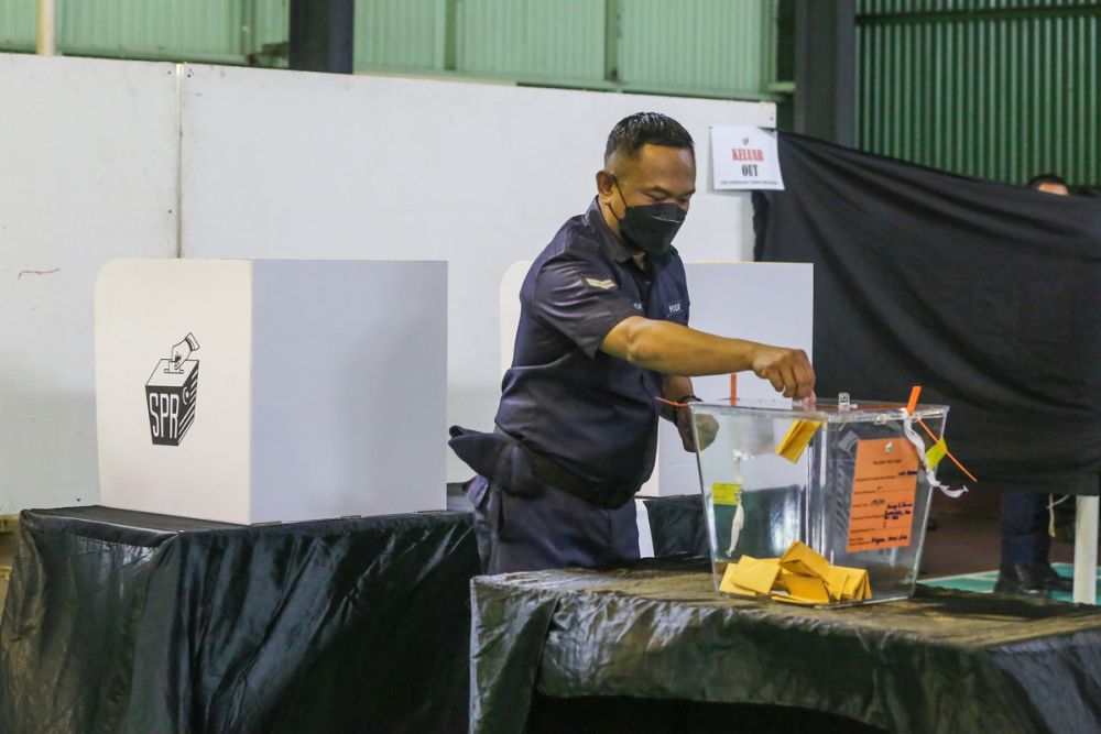 A police personnel casts his ballot during early voting for the Sarawak state poll in Kuching December 14, 2021. u00e2u20acu201d Picture by Yusof Mat Isa