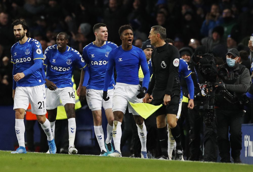 Everton's Demarai Gray celebrates scoring their second goal against Arsenal with teammates at Goodison Park, Liverpool December 6, 2021. u00e2u20acu201d Reuters picnn