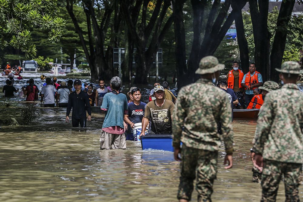Search and rescue personnel help evacuate flood victims in Taman Sri Muda, Shah Alam December 20, 2021.  u00e2u20acu201d Picture by Hari Anggara