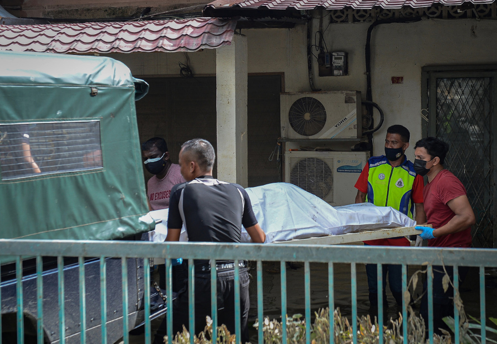 Police bring out two bodies found in a house in Taman Sri Muda believed to be due to the floods, December 22, 2021. u00e2u20acu201d Bernama pic 