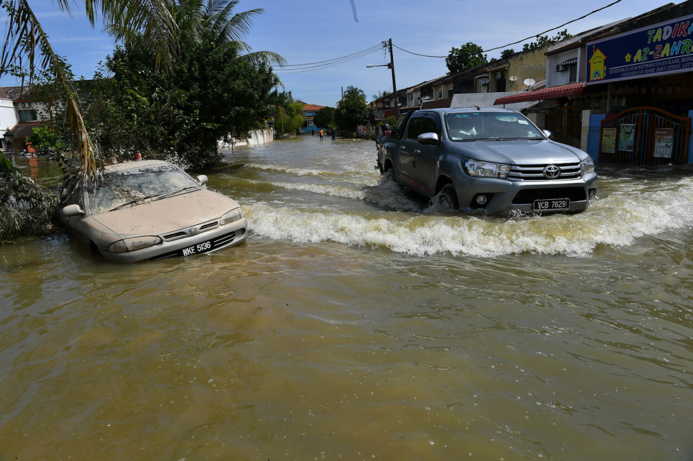 Taman Mutiara in Dengkil still inundated with floodwater, December 20, 2021. u00e2u20acu201d Bernama pic 