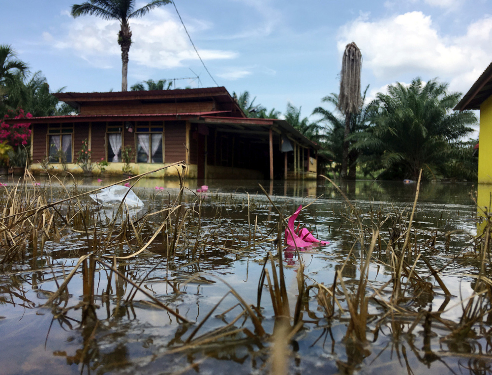 Stagnant floodwater has still not receded in homes in Sungai Rambai in Jasin, Melaka, December 28, 2021. u00e2u20acu201d Bernama pic