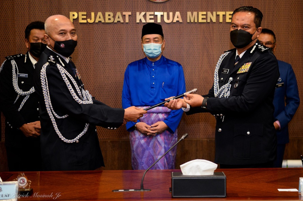 Eastern Command from Commander Datuk Ahmad Fuad Othman (left) handing over duties to Hamzah Ahmad, witnessed by Chief Minister Datuk Hajiji Noor and Sabah Police Commissioner Datuk Idris Abdullah. u00e2u20acu201d Borneo Post Online pic 