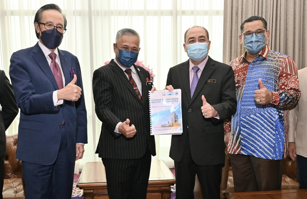 Sabah Chief Minister Datuk Hajiji Noor receiving the text Sabah Budget 2022 speech from state Finance Ministry permanent secretary Datuk Rusdin Riman at Menara Kinabalu, Kota Kinabalu, December 2, 2021. u00e2u20acu201d Bernama pic 