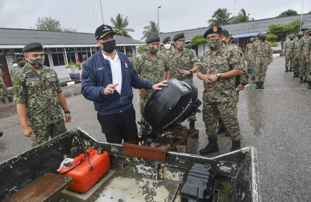 Senior Minister of Defence Datuk Seri Hishammuddin Hussein visits the 8th Infantry Brigade headquarters in Pengkalan Chepa in Kelantan, December 30, 2021. u00e2u20acu201d Bernama pic 