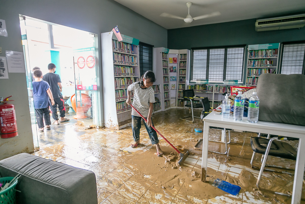 Volunteers helping to clean up after the flood at the Batu 14 Public Library, Hulu Langat, December 20, 2021. u00e2u20acu201d Picture by Devan Manuel