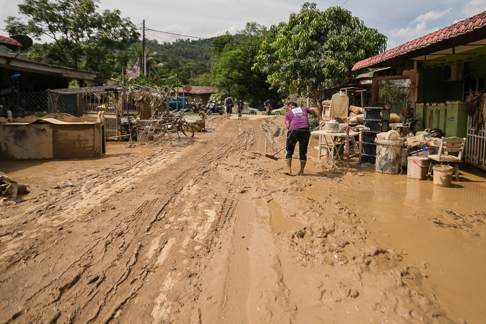 Residents clean up their house after the flood at Taman Sri Nanding, Hulu Langat, December 20, 2021. u00e2u20acu201d Picture by Devan Manuel