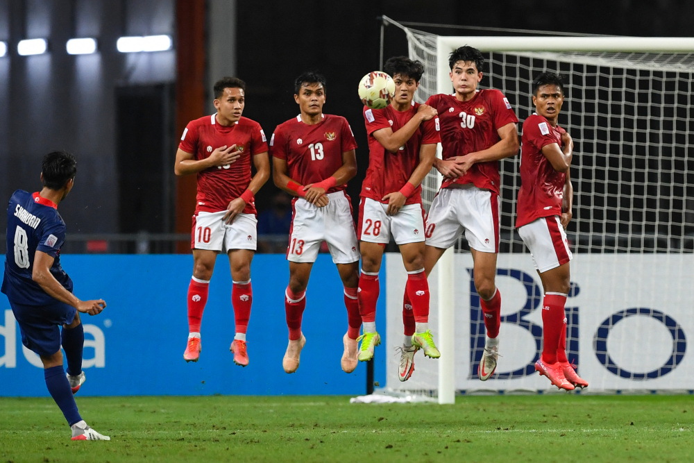 Singaporeu00e2u20acu2122s Shahdan Sulaiman (left) takes a freekick to score during the second leg of the AFF Suzuki Cup 2020 football semifinal match between Singapore and Indonesia at the National Stadium in Singapore, December 25, 2021. u00e2u20acu201d AFP pic 