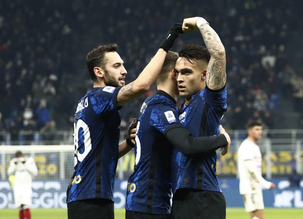 Inter Milan's Lautaro Martinez (right) celebrates scoring their fourth goal against Cagliari with teammates at San Siro, Milan December 12, 2021. u00e2u20acu201d Reuters pic