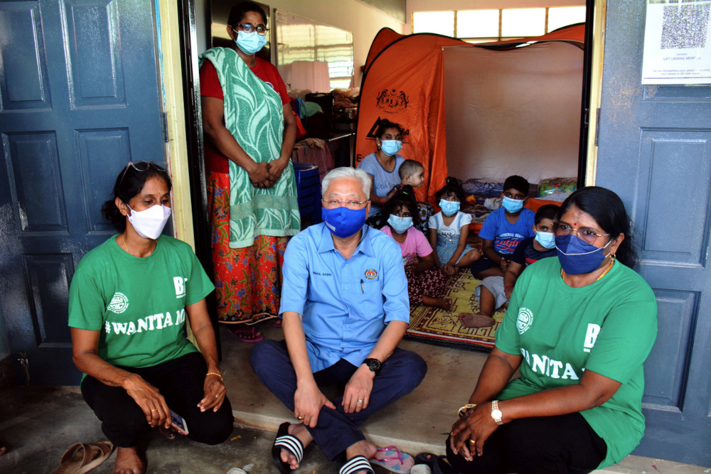 Prime Minister Datuk Seri Ismail Sabri Yaakob visits flood victims housed at the temporary evacuation centre (PPS) of Sekolah Jenis Kebangsaan Tamil Ladang Menteri, in Bera, Pahang, December 21, 2021. u00e2u20acu201d Bernama pic 