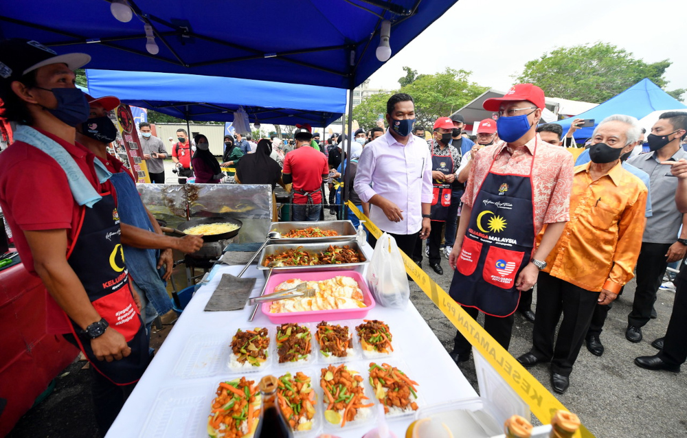 Prime Minister Datuk Seri Ismail Sabri Yaakob stops by a night market stall at the launch of the night market transformation programme in Putrajaya, December 3, 2021. u00e2u20acu201d Bernama pic 