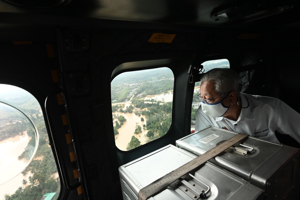 Prime Minister Datuk Seri Ismail Sabri Yaakob views the flood situation onboard an aircraft while on his way to Mentakab in Pahang, December 24, 2021. u00e2u20acu201d Bernama pic 