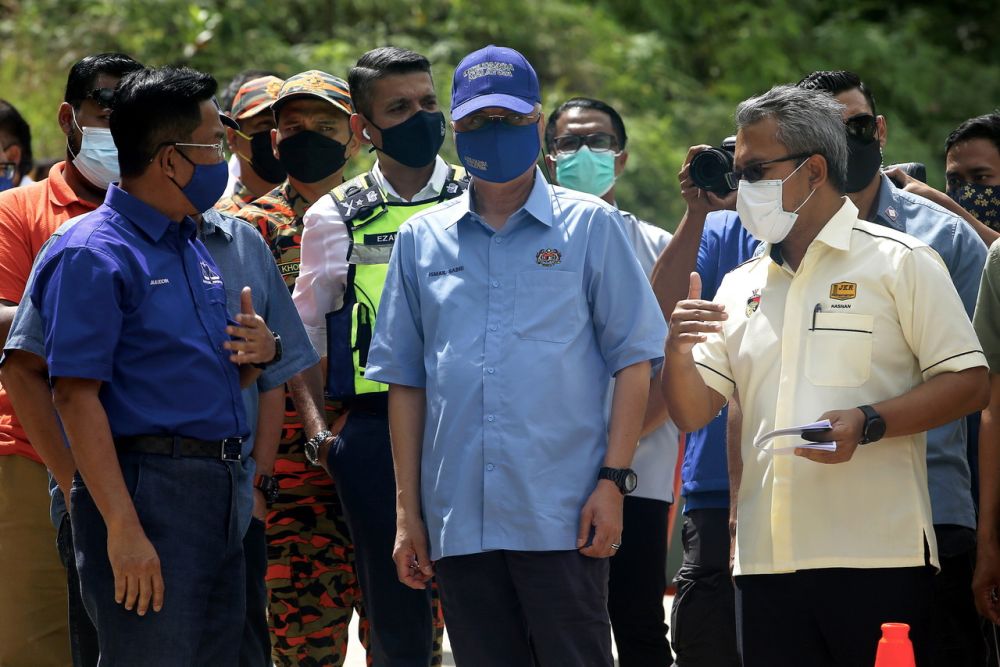 Prime Minister Datuk Seri Ismail Sabri Yaakob (centre) surveys the site of a landslide at Bukit Tangga, Jelebu December 21, 2021. u00e2u20acu2022 Bernama pic