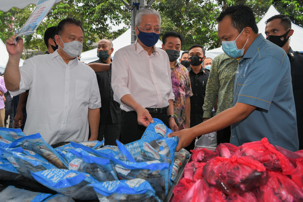 Prime Minister Datuk Seri Ismail Sabri Yaakob visits a stall at the Keluarga Malaysia sales programme launched in Lembah Pantaiu00e2u20acu2122s Library Square, Kuala Lumpur, December 2, 2021. u00e2u20acu201d Bernama pic 
