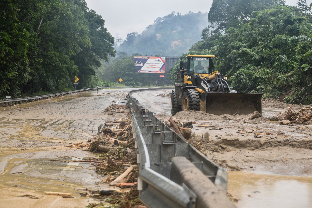 Work to clean up kilometre 69.5 Karak-Bentong of the East Coast Highway due to a landslide, December 19, 2021. u00e2u20acu201d Bernama pic