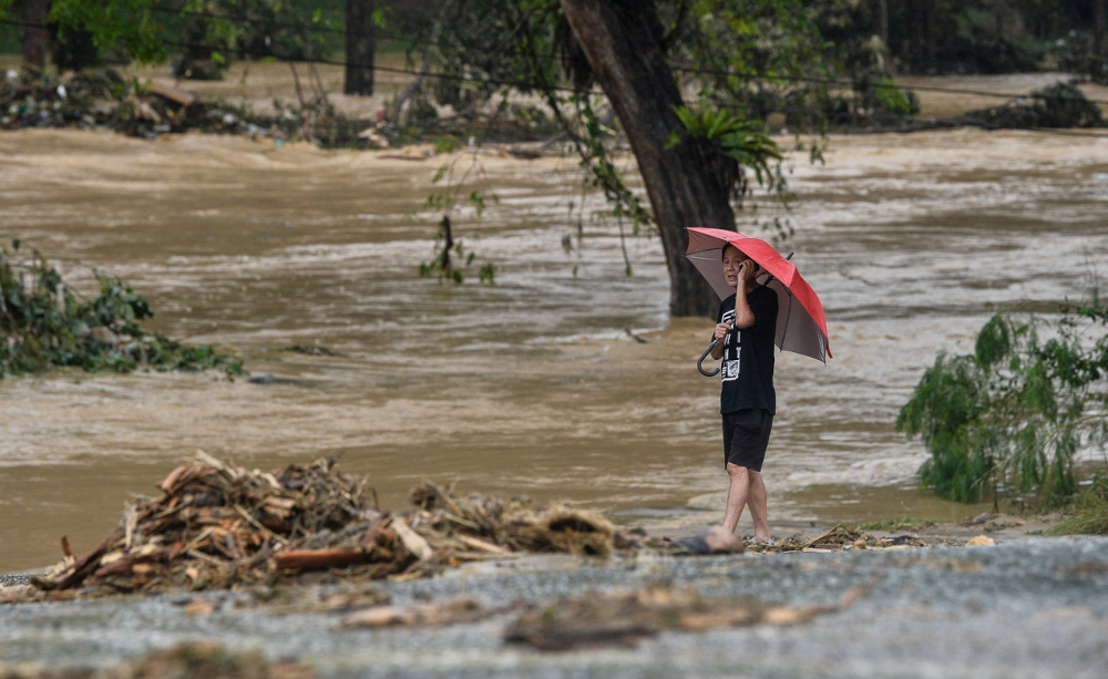 The East Coast Highway at kilometre 69.5 Karak-Bentong is impassable to vehicles due to floods, December 19, 2021. u00e2u20acu201d Bernama pic 