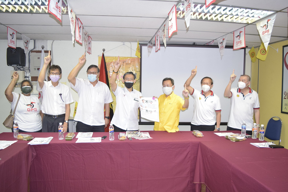 Datuk Seri Dr Sim Kui Hian (3rd right), Sih Hua Tong (4th right) and his election campaign team shouting their rallying cry at SUPP Batu Lintang branch December 13, 2021. u00e2u20acu201d Roystein Emmor/Borneo Post pic