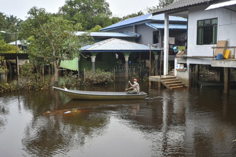 A resident of Kampung Tersang in Rantau Panjang, Kelantan, paddles a boat to carry out daily activities, December 29, 2021. u00e2u20acu201d Bernama pic 