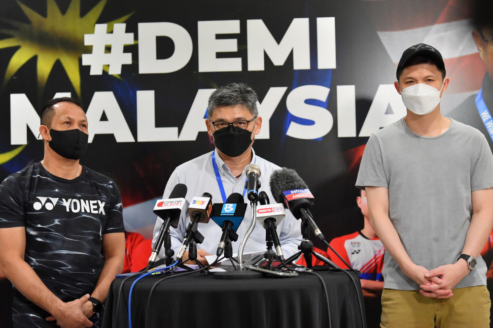 BAM Coaching and Training Committee chairman Datuk Kenny Goh at Akademi Badminton Malaysia in Kuala Lumpur, December 28, 2021. With him are BAM coaching director Wong Choong Hann and doubles coaching director Rexy Mainaky. u00e2u20acu201d Bernama pic