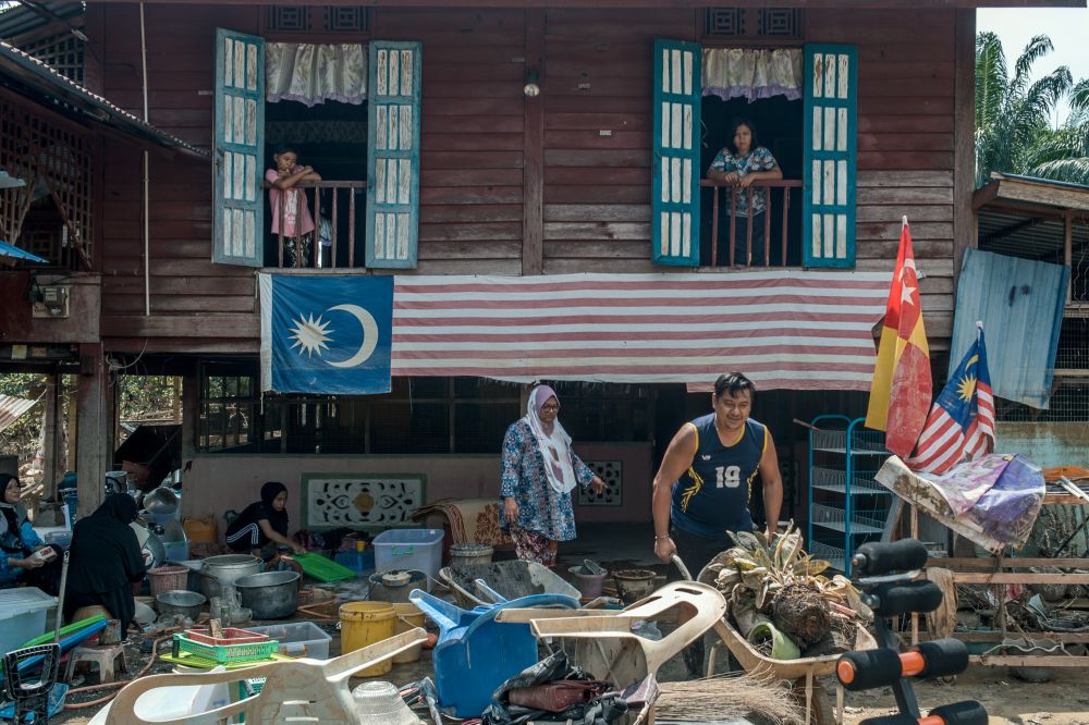 People are seen cleaning up their home as floodwaters recede at Labohan Dagang, Banting December 28, 2021. u00e2u20acu201d Picture by Shafwan Zaidon