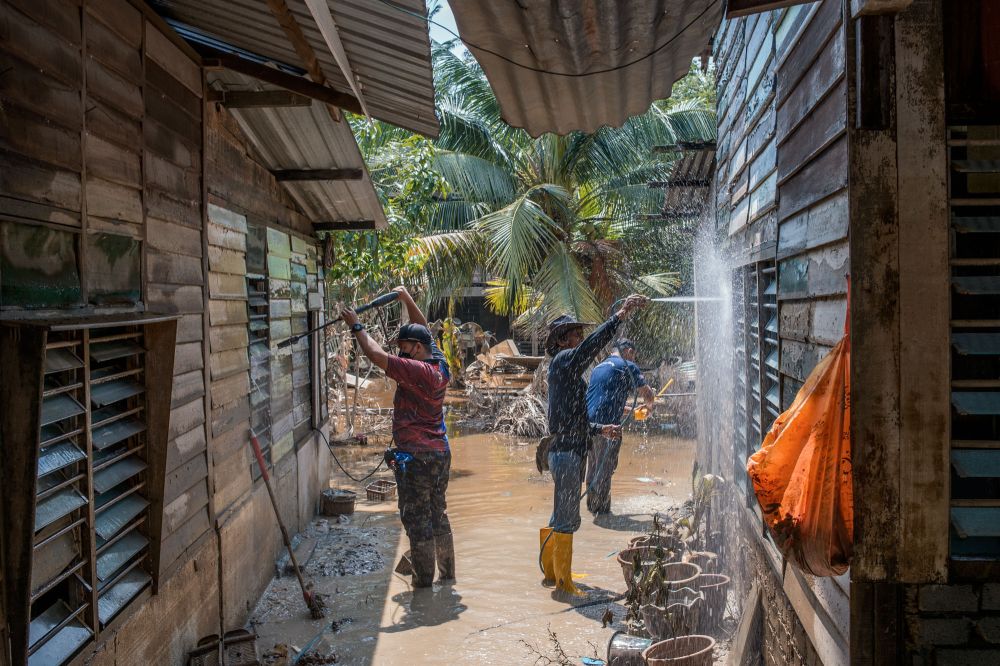 Volunteers help with clean-up efforts as floodwaters recede at Labohan Dagang, Banting December 28, 2021. u00e2u20acu201d Picture by Shafwan Zaidon