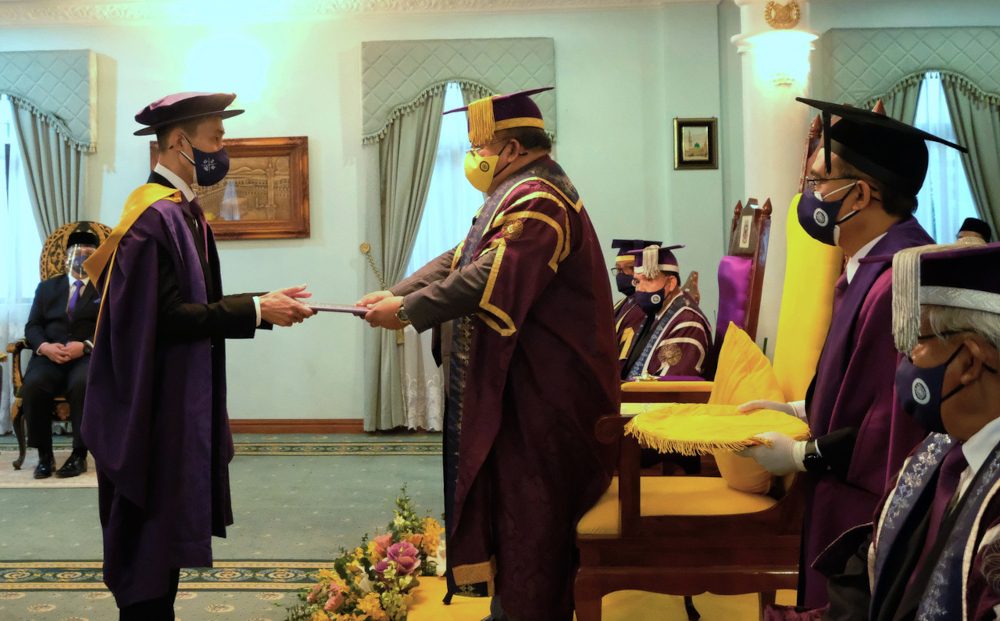 USM Chancellor Tuanku Syed Sirajuddin Putra Jamalullail confers the doctorate on Datuk Lee Chong Wei at the Green Room in Istana Arau, December 2, 2021. u00e2u20acu201d Bernama pic 