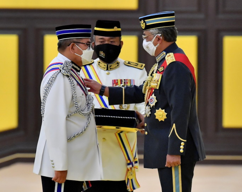The King conferring the rank of Panglima Gagah Pasukan Polis (PGPP) to Deputy Inspector-General of Police Datuk Seri Mazlan Lazim at the Award Ceremony Heroism of the Police Force at Istana Negara, December 2, 2021. u00e2u20acu201d Bernama pic