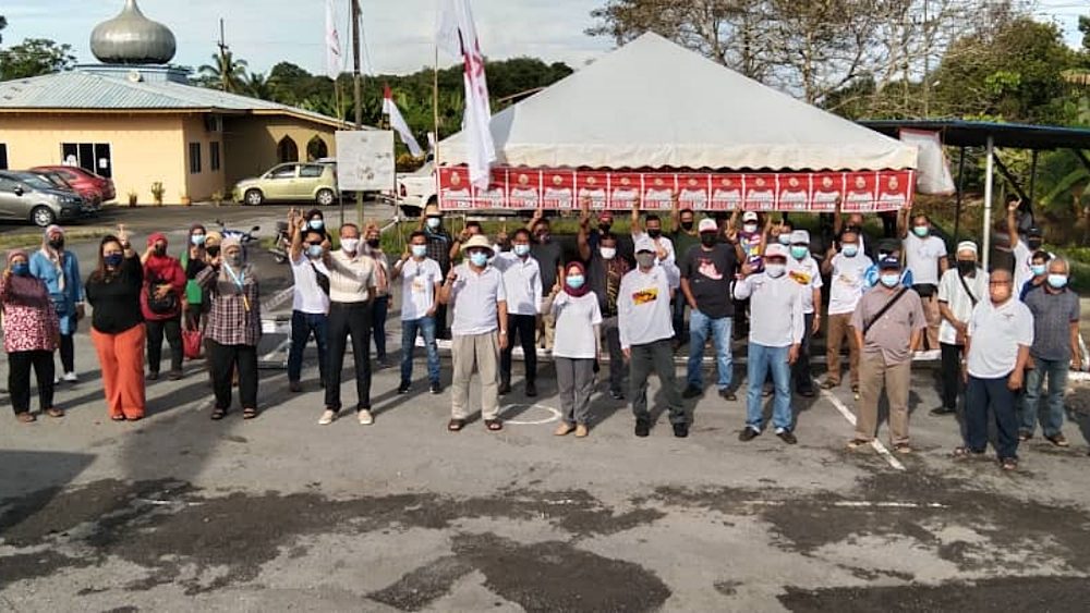 Gabungan Parti Sarawaku00e2u20acu2122s (GPS) Bekenu incumbent Datuk Rosey Yunus Rosey (front row centre) at the Parrots Exhibition Programme at Kampung Pejuang Kelulit in Bekenu. u00e2u20acu201d Borneo Post pic