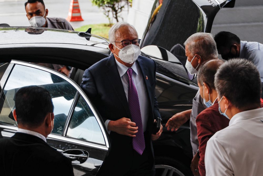 Datuk Seri Najib Razak is pictured at the Kuala Lumpur High Court December 22, 2021. u00e2u20acu201d Picture by Firdaus Latif