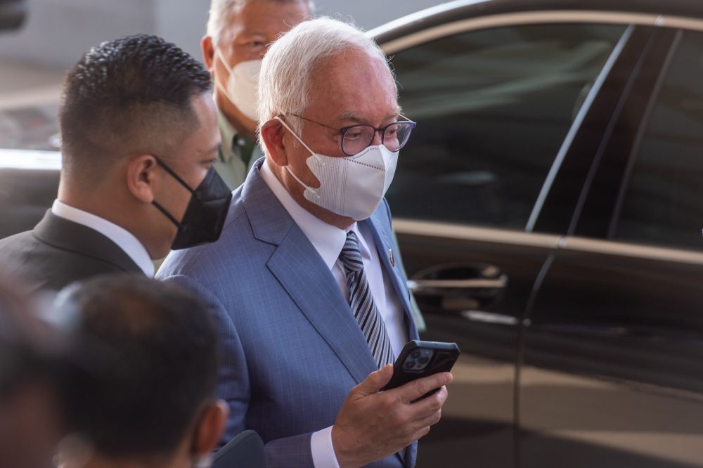 Datuk Seri Najib Razak arrives at the Kuala Lumpur High Court December 14, 2021. u00e2u20acu201d Picture by Shafwan Zaidon