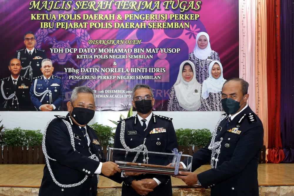 Negri Sembilan police chief Datuk Mohamad Mat Yusop at the handover ceremony of SCP Mohd Said Ibrahim to Nanda Maarof (right) at the Seremban district police headquarters, December 6, 2021. u00e2u20acu201d Bernama pic 