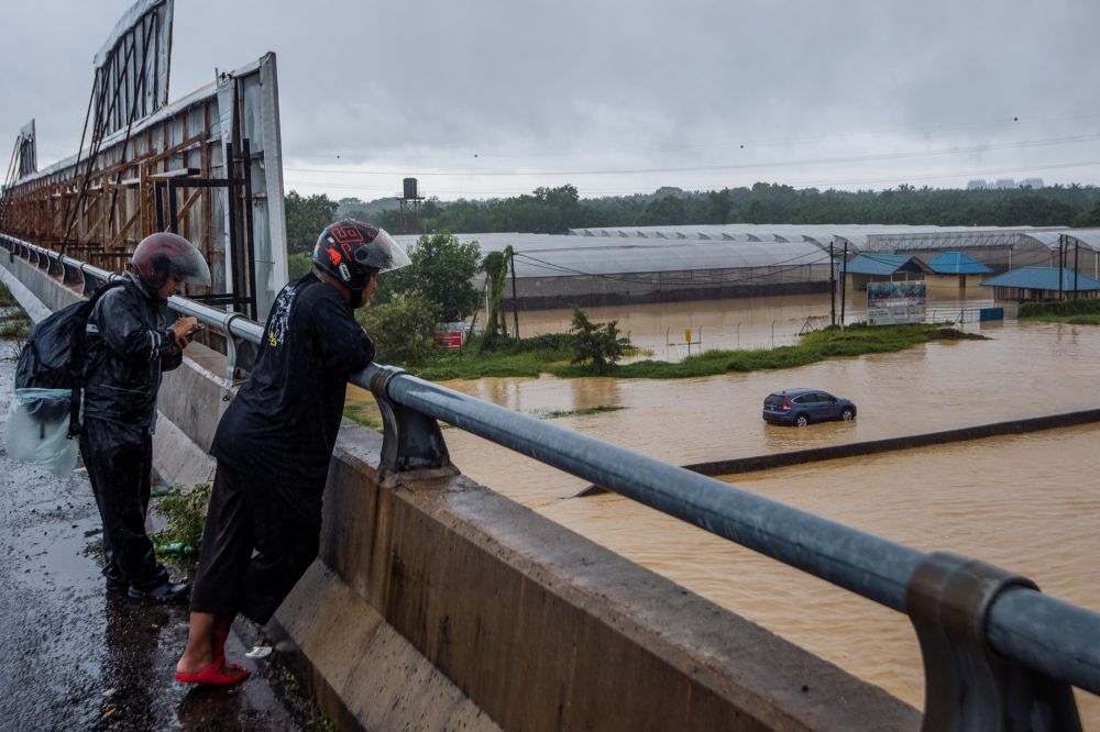 Motorists survey flooded roads  amid heavy downpour in Nilai, Sepang December 18, 2021. u00e2u20acu2022 Picture by Shafwan Zaidon