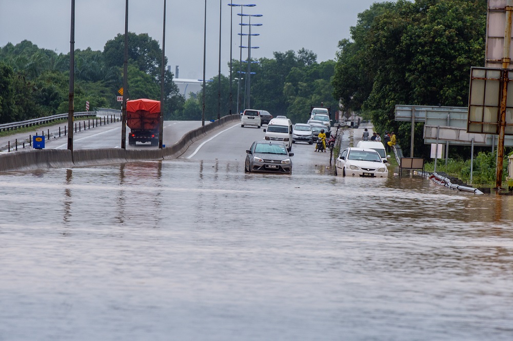 Jalan Labohan Dagang is inundated by flood waters amid heavy downpour in Nilai, Sepang December 18, 2021. u00e2u20acu2022 Picture by Shafwan Zaidon
