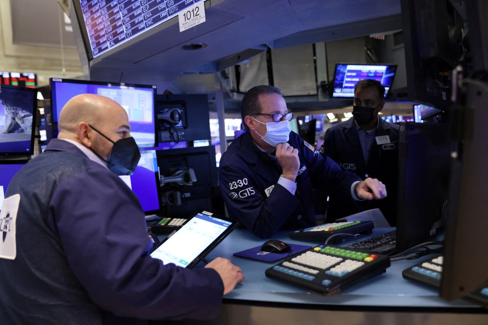 Traders in a face masks work on the trading floor at the New York Stock Exchange as the Omicron coronavirus variant continues to spread in Manhattan December 20, 2021. u00e2u20acu201dReuters pic