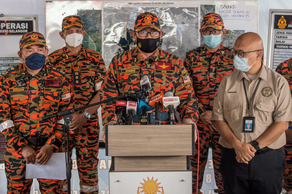 Fire and Rescue Department director-general Datuk Seri Mohammad Hamdan Wahid speaks during a press conference in Shah Alam December 23, 2021. u00e2u20acu201d Picture by Shafwan Zaidon