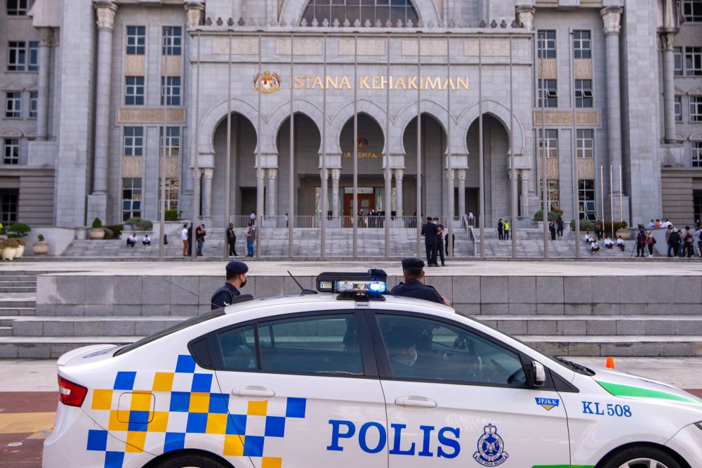 Police personnel are seen at the Palace of Justice in Putrajaya December 8, 2021. ― Picture by Shafwan Zaidon